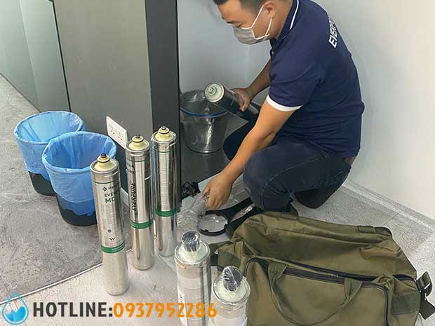 Thay lõi máy lọc nước Pentair Everpure MC2